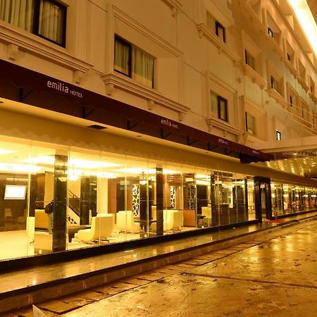 Emilia Hotel By Amazing - Palembang Luaran gambar