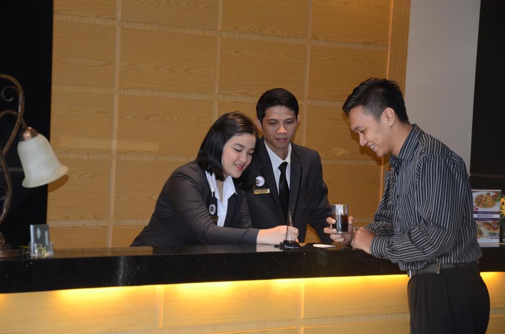 Emilia Hotel By Amazing - Palembang Luaran gambar