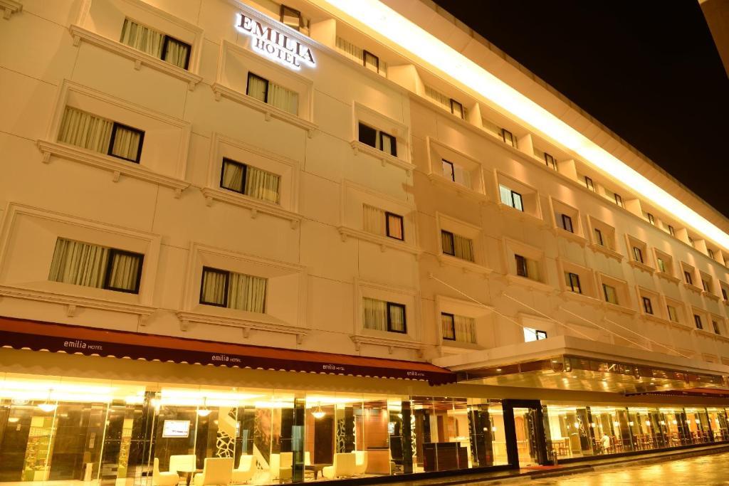 Emilia Hotel By Amazing - Palembang Luaran gambar