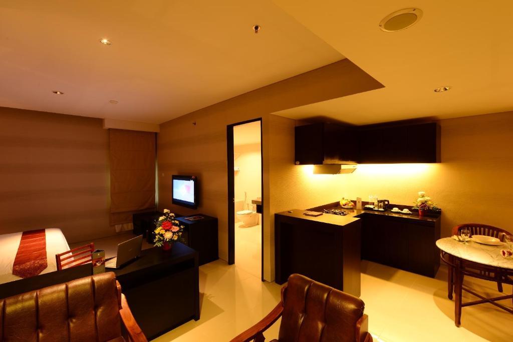 Emilia Hotel By Amazing - Palembang Luaran gambar