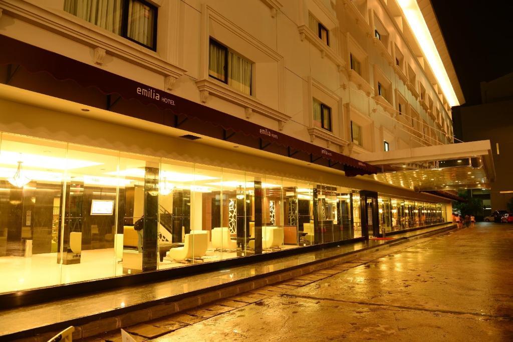 Emilia Hotel By Amazing - Palembang Luaran gambar