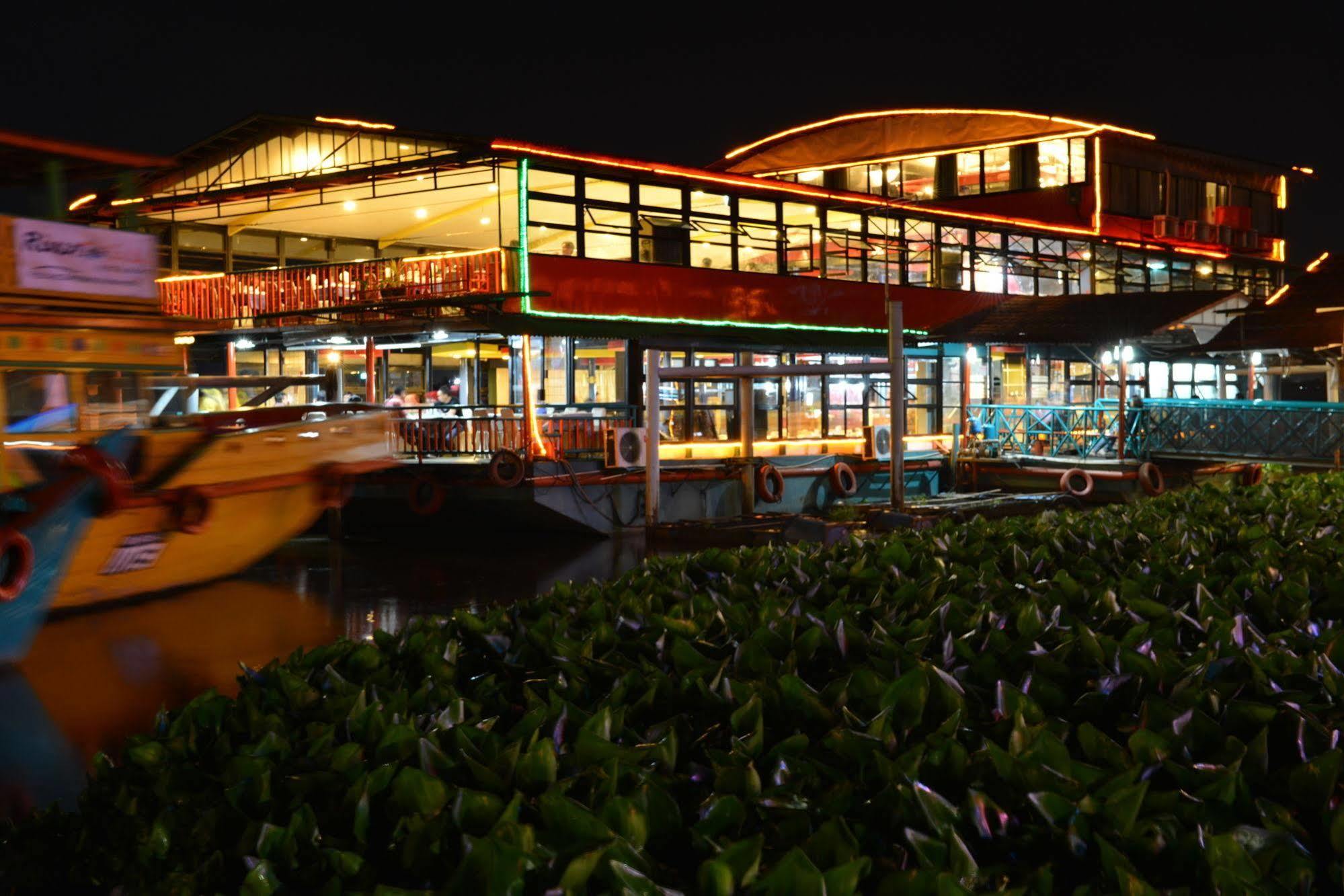 Emilia Hotel By Amazing - Palembang Luaran gambar