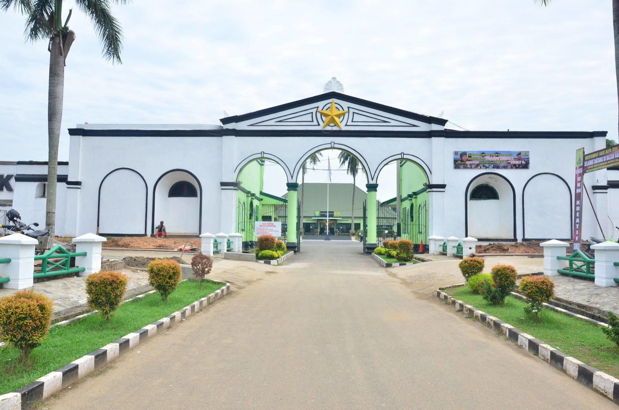 Emilia Hotel By Amazing - Palembang Luaran gambar