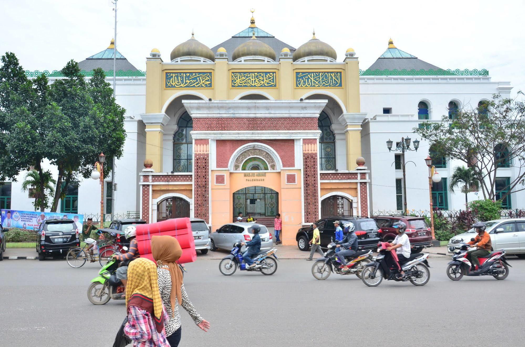 Emilia Hotel By Amazing - Palembang Luaran gambar