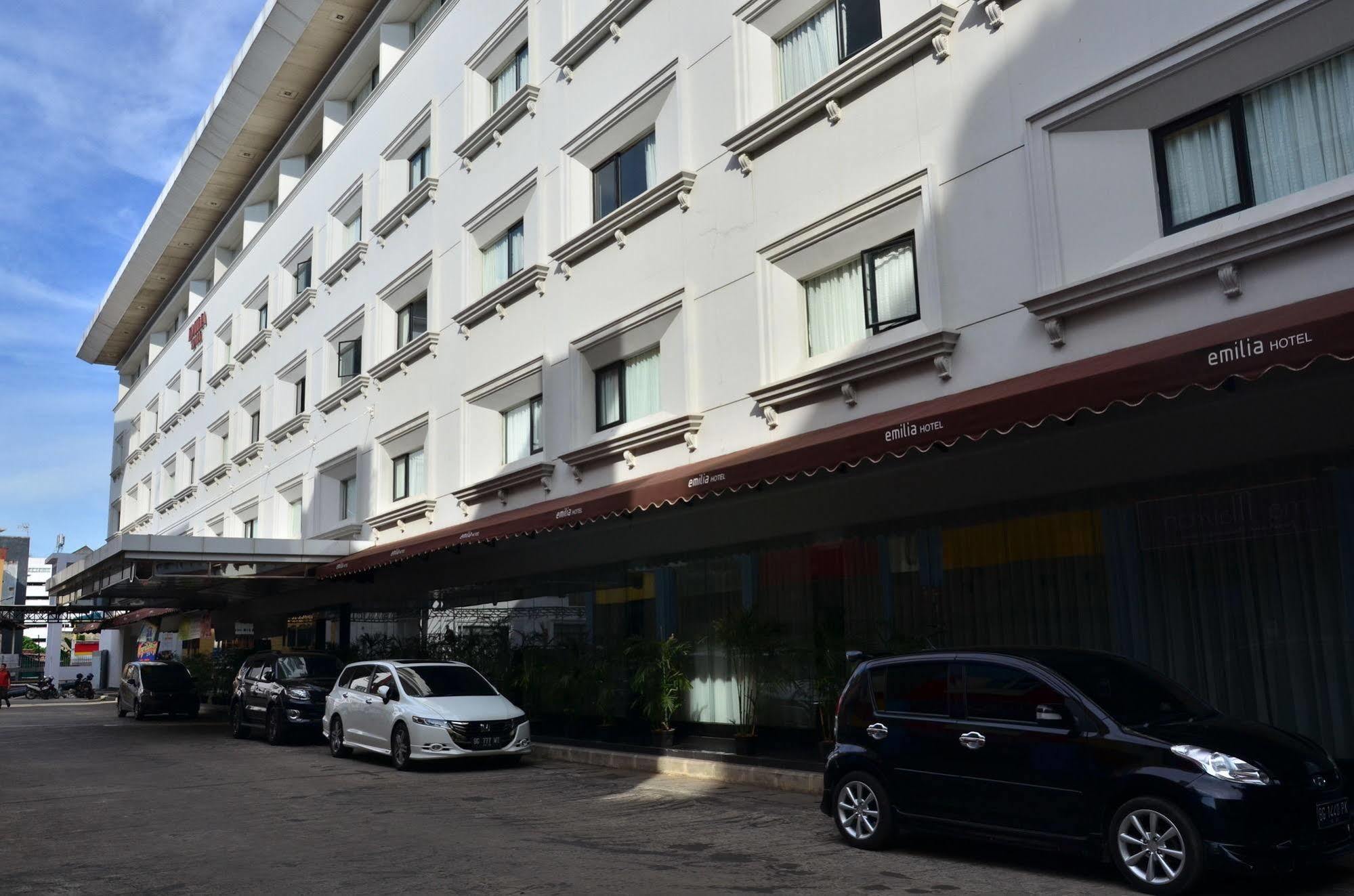 Emilia Hotel By Amazing - Palembang Luaran gambar