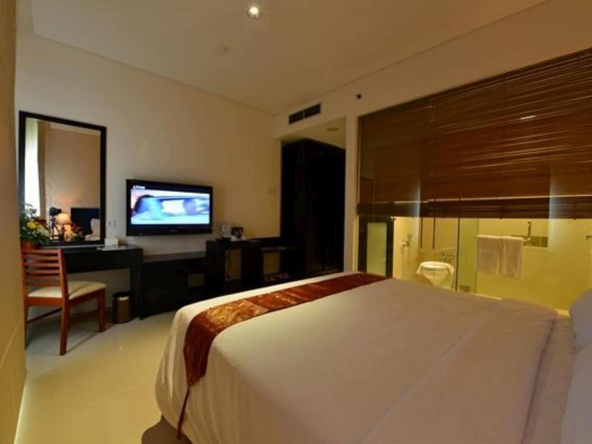 Emilia Hotel By Amazing - Palembang Luaran gambar