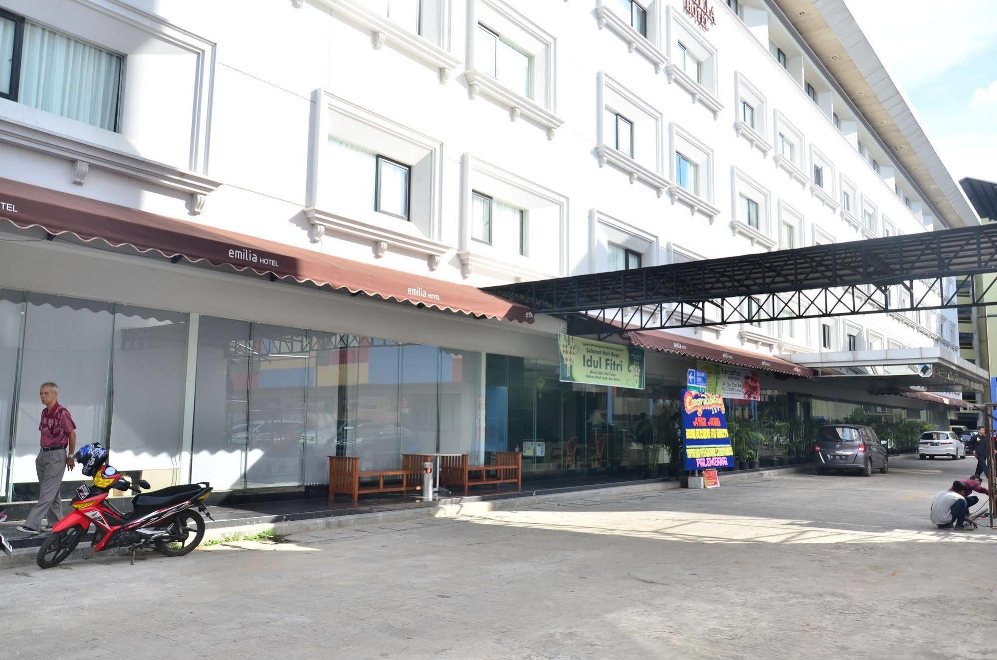 Emilia Hotel By Amazing - Palembang Luaran gambar