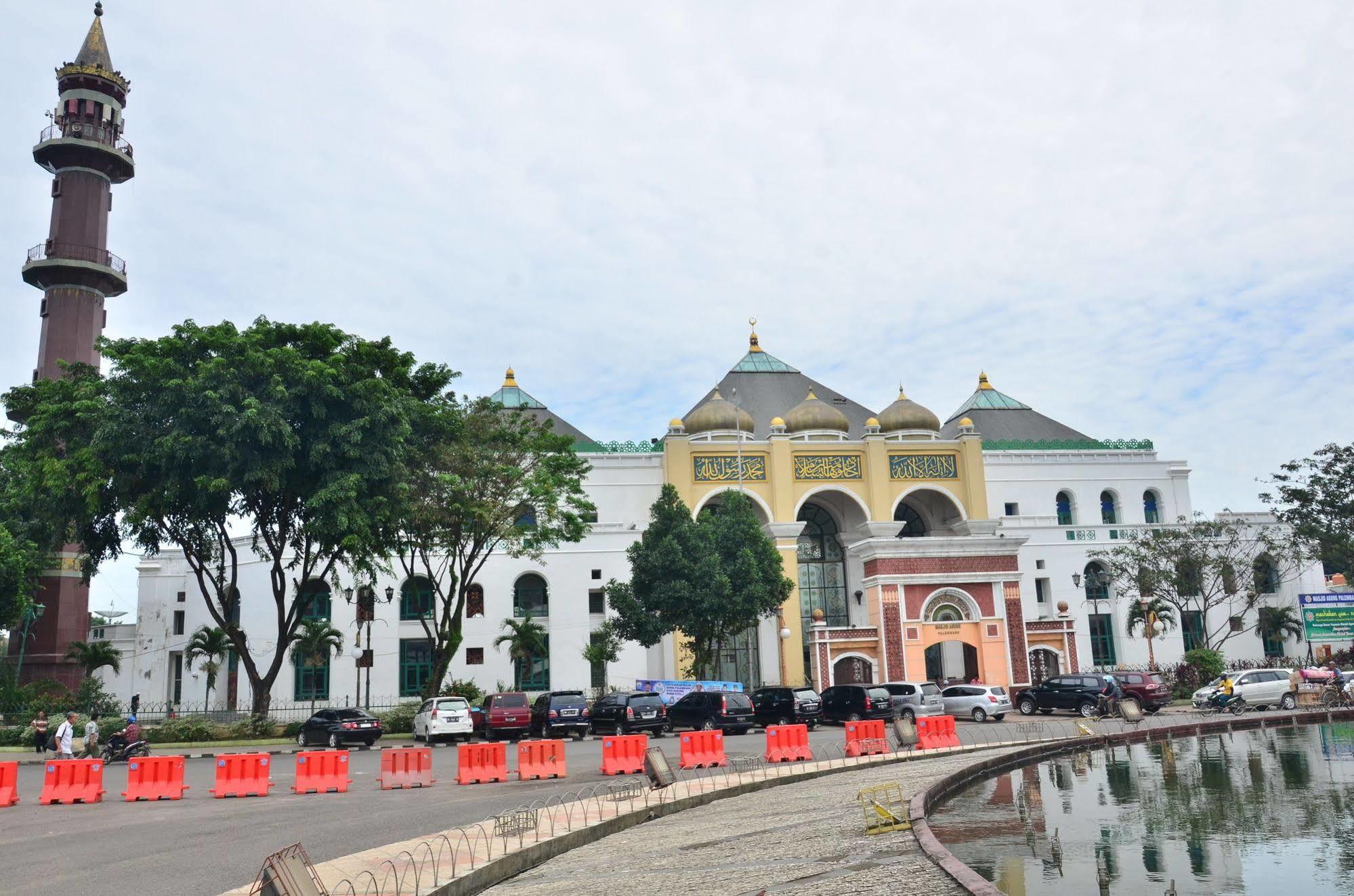 Emilia Hotel By Amazing - Palembang Luaran gambar