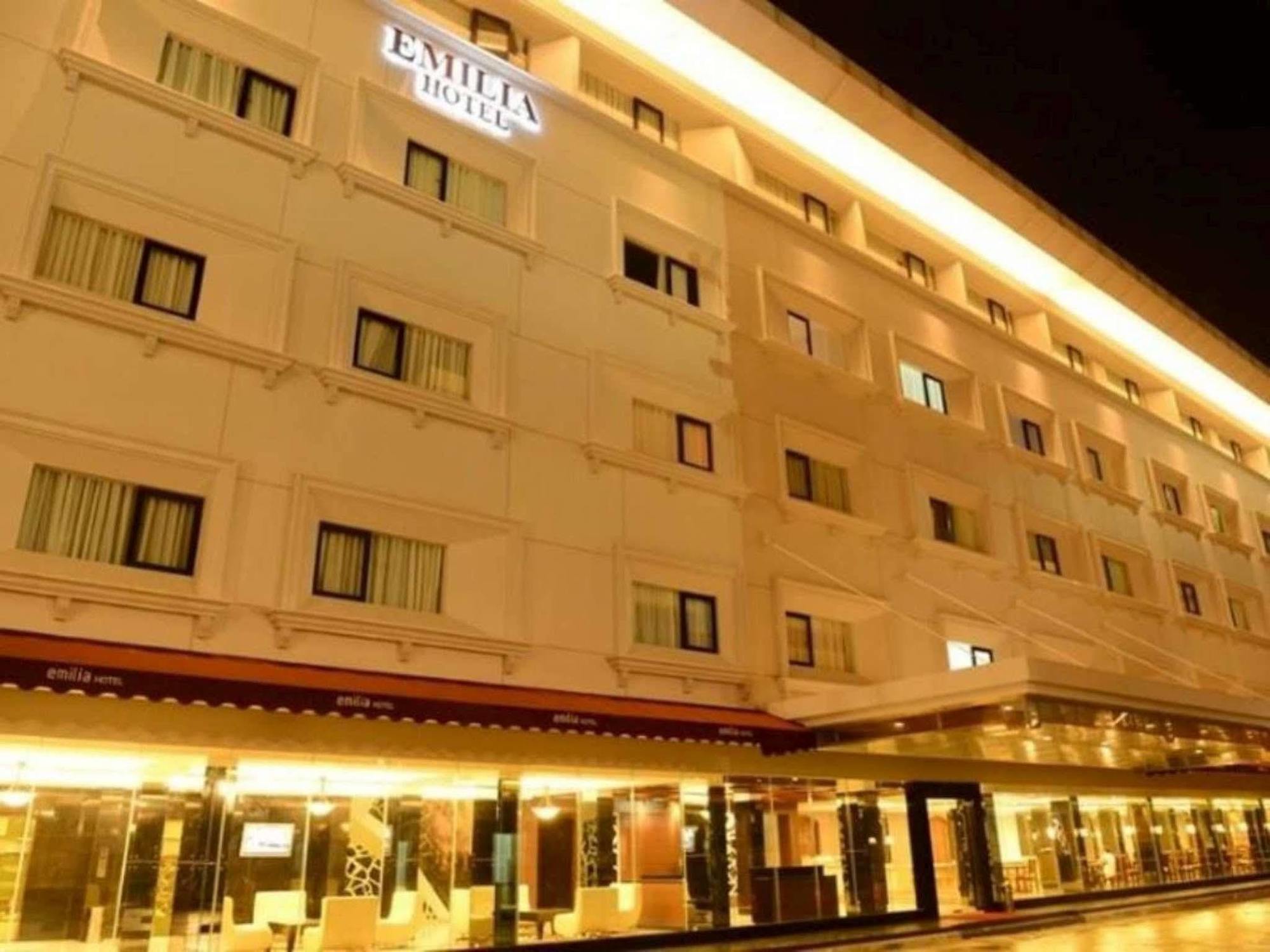 Emilia Hotel By Amazing - Palembang Luaran gambar